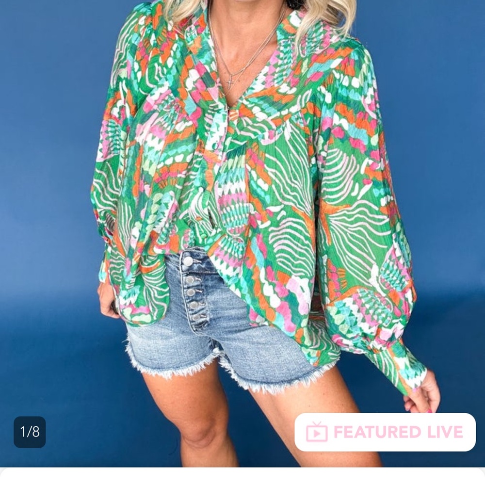 NWT Eesome green floral top Medium